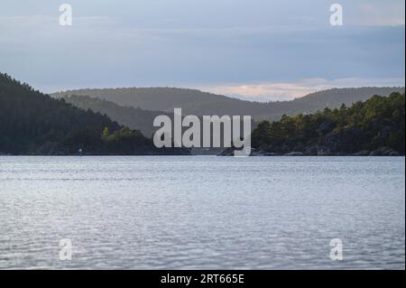 Les îles de l'archipel de Kragero semblent se faner en couches dans le soir à faible ensoleillement. Comté de Telemark, Norvège. Banque D'Images