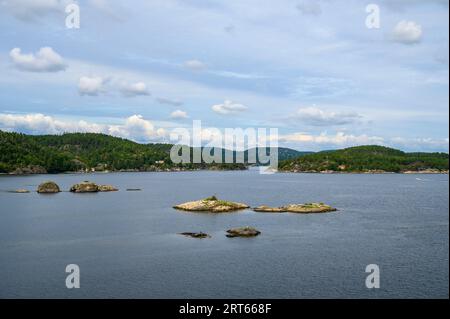 Vue de l'île de Buholmen sur la mer et les skerries aux îles Gumoy et Fluer dans l'archipel de Kragero, Telemark Norvège. Banque D'Images