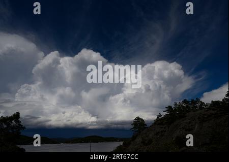 Des nuages de tempête spectaculaires s'accumulent au-dessus du rivage et se déplacent vers les îles de l'archipel de Kragero un jour d'été en août. Telemark, Norvège. Banque D'Images