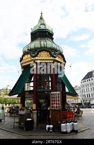 L'ancien kiosque baroque de 1913 transformé en café-bar / restaurant à Kongens Nytorv / Kings New Square dans le centre de Copenhague, Danemark. Banque D'Images