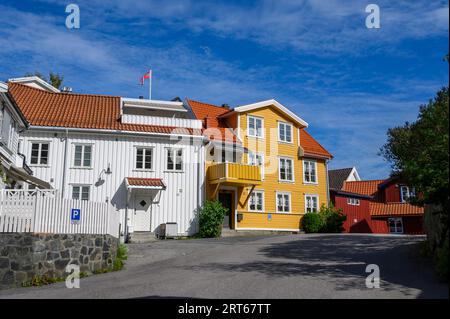 Une partie résidentielle de la charmante et bien entretenue ville balnéaire de Kragero sur la côte sud. Telemark, Norvège. Banque D'Images