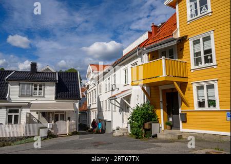 Une partie résidentielle de la charmante et bien entretenue ville balnéaire de Kragero sur la côte sud. Telemark, Norvège. Banque D'Images