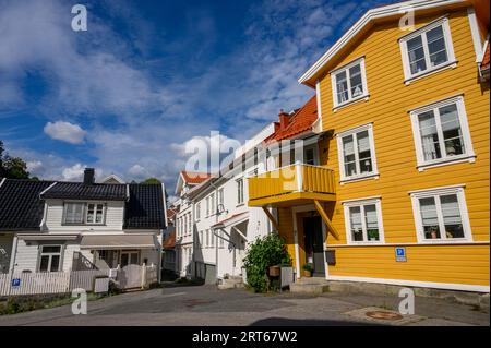 Une partie résidentielle de la charmante et bien entretenue ville balnéaire de Kragero sur la côte sud. Telemark, Norvège. Banque D'Images