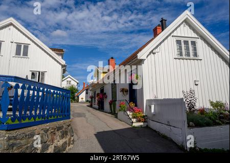 Une partie résidentielle de la charmante et bien entretenue ville balnéaire de Kragero sur la côte sud. Telemark, Norvège. Banque D'Images