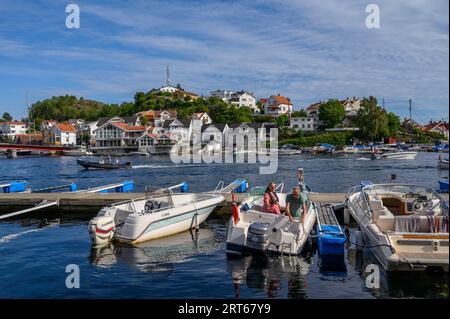 Amarré des bateaux de plaisance dans le port de la charmante et bien entretenue ville balnéaire de Kragero sur la côte sud. Telemark, Norvège. Banque D'Images