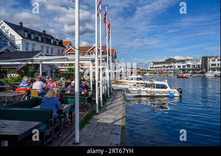 Café en plein air et une partie du port de plaisance dans la charmante et bien entretenue ville balnéaire de Kragero sur la côte sud. Telemark, Norvège. Banque D'Images