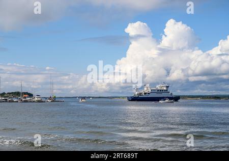 Un ferry pour voitures et passagers quitte le port de l'île de Jomfruland à destination de la ville de Kragero sur le continent. Telemark, Norvège. Banque D'Images