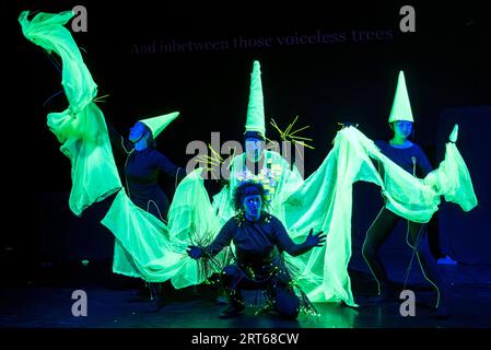 Interprètes de la comédie musicale UV Opera Lipote : an Interconnected Journey au Festival Fringe d'Édimbourg, Écosse, Royaume-Uni Banque D'Images