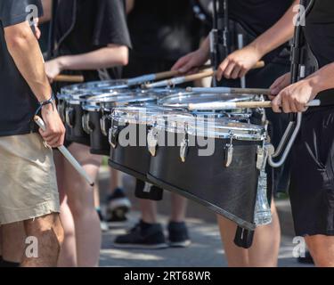 percussionnistes d'une ligne de batterie de fanfare se réchauffant pour un défilé Banque D'Images