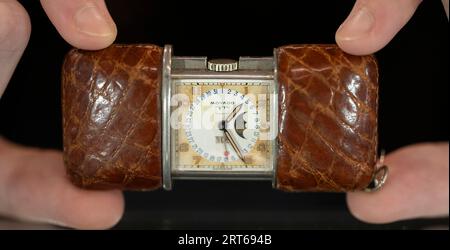 Bonhams, Knightsbridge, Londres, Royaume-Uni. 11 septembre 2023. Temps forts de la vente montres et montres-bracelets qui aura lieu le 13 septembre 2023. Image : Movado. Une montre porte-monnaie à triple calendrier à vent manuel en acier inoxydable avec phase de lune, circa 1950, estime £500-700. Crédit : Malcolm Park/Alamy Live News Banque D'Images