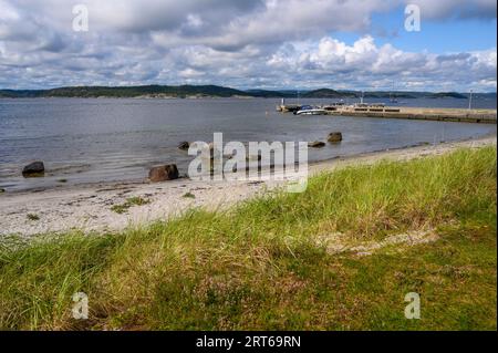 L'intérieur de la longue et étroite île de Jomfruland dans l'archipel de Kragero possède des plages de sable fin. Comté de Telemark, Norvège. Banque D'Images