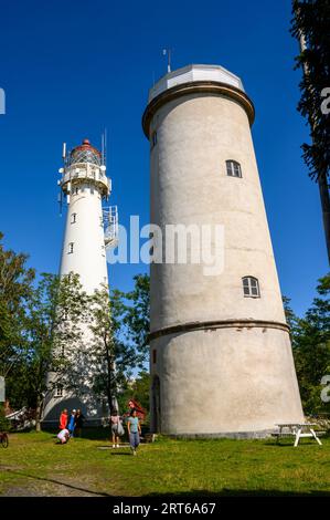 L'ancien (1839, désaffecté) et le nouveau phare (1939, actif) se trouvent dans une clairière forestière sur la longue et étroite île de Jomfruland, Telemark, Norvège. Banque D'Images