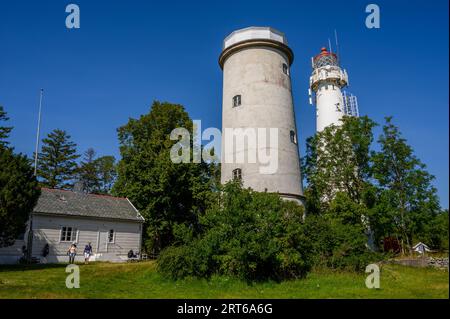 L'ancien (1839, désaffecté) et le nouveau phare (1939, actif) se trouvent dans une clairière forestière sur la longue et étroite île de Jomfruland, Telemark, Norvège. Banque D'Images