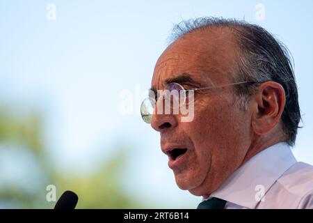 Eric Zemmour intervient lors de la réunion pour la dernière journée de l’université d’été de la reconquête ! fête. La reconquête d'Eric Zemmour ! Le parti ferme son université d'été de trois jours à Gréoux-les-bains par une réunion publique pour annoncer le lancement de la campagne électorale pour les élections européennes et la nomination officielle de Marion Marechal à la tête de la liste du parti pour les élections qui auront lieu le 10 juin 2024. (Photo Laurent Coust / SOPA Images/Sipa USA) Banque D'Images