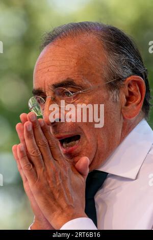 Eric Zemmour intervient lors de la réunion pour la dernière journée de l’université d’été de la reconquête ! fête. La reconquête d'Eric Zemmour ! Le parti ferme son université d'été de trois jours à Gréoux-les-bains par une réunion publique pour annoncer le lancement de la campagne électorale pour les élections européennes et la nomination officielle de Marion Marechal à la tête de la liste du parti pour les élections qui auront lieu le 10 juin 2024. (Photo Laurent Coust / SOPA Images/Sipa USA) Banque D'Images