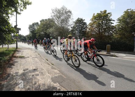 L-r Will Tidball GBR de Saint Piran Team (NOIR) et Nathan van Hooydonck bel de Jumbo-Visma Team (ORANGE) lors du Tour of Britain 2023 Stage six Southe Banque D'Images