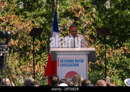 Eric Zemmour intervient lors de la réunion pour la dernière journée de l’université d’été de la reconquête ! fête. La reconquête d'Eric Zemmour ! Le parti ferme son université d'été de trois jours à Gréoux-les-bains par une réunion publique pour annoncer le lancement de la campagne électorale pour les élections européennes et la nomination officielle de Marion Marechal à la tête de la liste du parti pour les élections qui auront lieu le 10 juin 2024. Banque D'Images