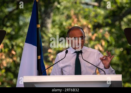 Eric Zemmour intervient lors de la réunion pour la dernière journée de l’université d’été de la reconquête ! fête. La reconquête d'Eric Zemmour ! Le parti ferme son université d'été de trois jours à Gréoux-les-bains par une réunion publique pour annoncer le lancement de la campagne électorale pour les élections européennes et la nomination officielle de Marion Marechal à la tête de la liste du parti pour les élections qui auront lieu le 10 juin 2024. Banque D'Images