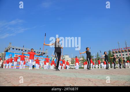 Comté de Luannan - 8 août 2017 : spectacle d'aérobic dans un parc, comté de Luannan, province du Hebei, chine. Banque D'Images