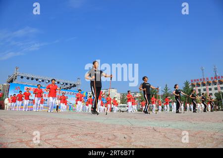 Comté de Luannan - 8 août 2017 : spectacle d'aérobic dans un parc, comté de Luannan, province du Hebei, chine. Banque D'Images