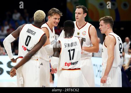 Pasay, Indonésie. 10 septembre 2023. Basket-ball, coupe du monde, Serbie - Allemagne, Ko, finale. Les joueurs allemands se tiennent ensemble. Crédit : Matthias Stickel/dpa/Alamy Live News Banque D'Images