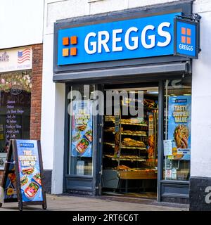 Leatherhead Surrey Royaume-Uni, août 26 2023, High Street Chain Greggs Fast Food Bakery with No People Banque D'Images