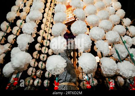 Tokyo, Japon. 12 octobre 2022 : les Japonais portent des lanternes sacrées ornées de fleurs de cerisier en papier au festival Oeshiki au temple Ikegami, Tokyo, Banque D'Images