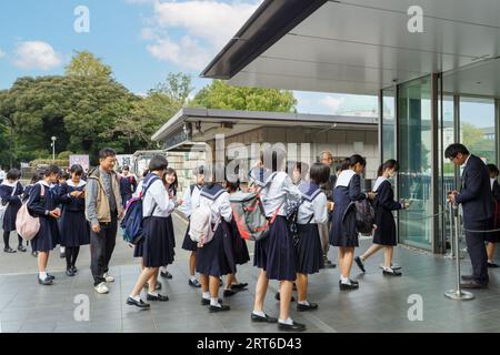 Tokyo, Japon. 8 septembre 2023 : des lycéennes japonaises partent en excursion au Musée national de Tokyo à Tokyo, Japon. voyages et éducation Banque D'Images