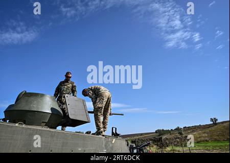 UKRAINE - 7 SEPTEMBRE 2023 - des militaires de la 3e brigade d'assaut séparée se familiarisent avec un véhicule blindé de transport de troupes M113 au cours d'une patrouille de peloton Banque D'Images