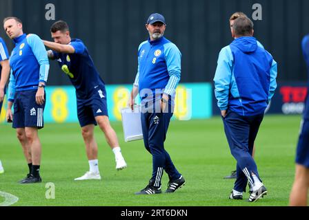 Steve Clarke, entraîneur écossais (au centre) lors d'une séance de formation à Lesser Hampden, Glasgow. Date de la photo : lundi 11 septembre 2023. Banque D'Images