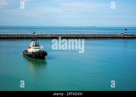 Vue depuis le ferry sur un bateau dans le port de Calais, France Banque D'Images