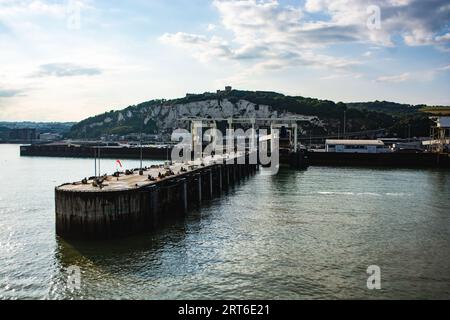 quitter douvres sur un ferry, voir le port en arrière-plan Banque D'Images