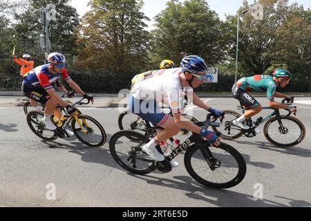 L-R GB Raider Noah Hobbs et Danny Van Poppel passant par Rochford Essex lors du Tour of Britain 2023 Stage six Southend on Sea to Harlow, Rockford Banque D'Images