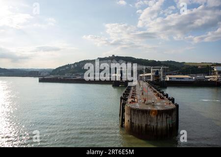 quitter douvres sur un ferry, voir le port en arrière-plan Banque D'Images