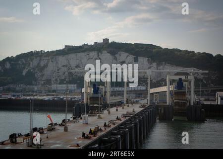 quitter douvres sur un ferry, voir le port en arrière-plan Banque D'Images