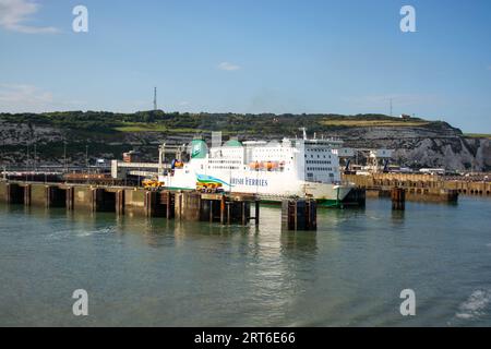 quitter douvres sur un ferry, voir le port en arrière-plan Banque D'Images