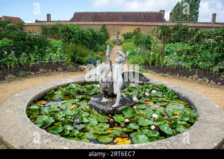 ILMINSTER, SOMERSET, ANGLETERRE-AOÛT 10 2023 : fontaine dans les jardins de Barrington court Banque D'Images