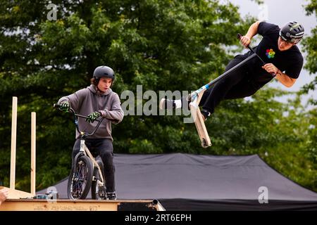 Stockport Move 2023 Stockport centre ville BMX regarder un scooter faire des tours sur une rampe Banque D'Images