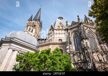 Cathédrale d'Aix-la-Chapelle, belle architecture de l'église catholique romaine dans le centre-ville d'Aix-la-Chapelle, Allemagne. Banque D'Images