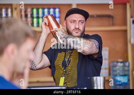 Barman de Manchester préparant des cocktails Banque D'Images