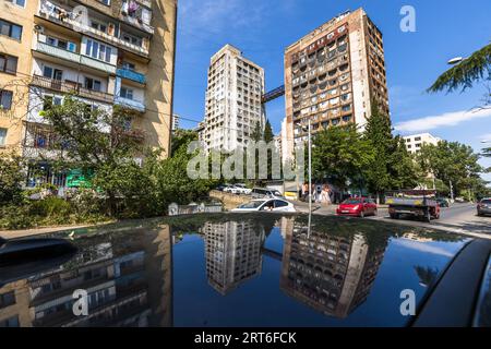 La plupart des appartements dans les blocs d'appartements construits à l'origine pendant l'ère soviétique sont maintenant des condominiums populaires pour leurs propriétaires à long terme. Le pont aérien de Tbilissi (également appelé pont aérien de Saburtalo ou pont aérien de Nutsubidze) est un complexe résidentiel situé dans le district de Saburtalo dans la capitale de la Géorgie, conçu en 1974 par les architectes Otar Kalandarishvili et Guizo Potskhishvili. Les appartements situés à l'extrême sud des trois bâtiments ont des façades en forme de fer à cheval revêtues de bois d'acajou Banque D'Images