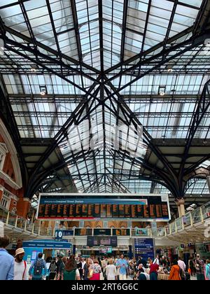 Un hall principal occupé à la gare de Liverpool Street à Londres pendant un été d'action syndicale par les syndicats en 2022. Banque D'Images