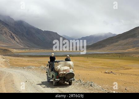 Touristes sur le col de Shandur à Khyber Pakhtunkhwa Banque D'Images