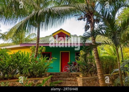 Vélos devant une maison créole colorée sur l'île de la Digue, Seychelles Banque D'Images