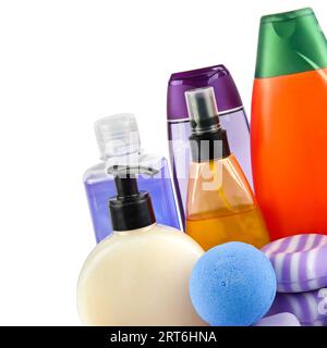 Savons, shampooings et autres cosmétiques avec extrait de lavande isolé sur fond blanc. Espace libre pour le texte. Banque D'Images