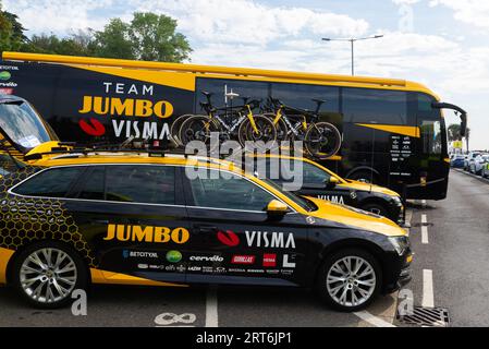 Les véhicules de soutien de l'équipe Jumbo Visma à la course cycliste Tour of Britain étape 6 partent à Southend on Sea, Essex, Royaume-Uni. Autobus d'équipage Banque D'Images