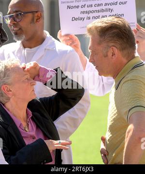 Le présentateur de télévision Chris Packham et la baronne Jenny Jones (Parti Vert) sont rejoints par des scientifiques sur la place du Parlement pour protester contre l'octroi de nouveaux Banque D'Images