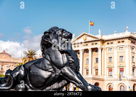 Placa Portal de la Pau est une place animée à l'extrémité inférieure de la Rambla, Barcelone, Catalogne, Espagne. Banque D'Images