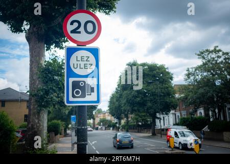 LONDRES- 7 AOÛT 2023 : caméra ULEZ LEZ sur la route d'Uxbridge à l'ouest de Londres Banque D'Images