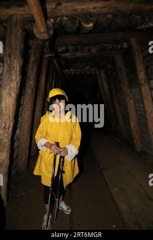 une vieille femme marche à l'intérieur d'une grotte Banque D'Images